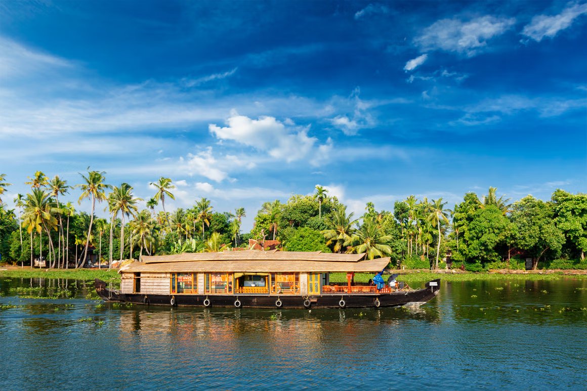 Kerala Weekend Getaway | Misty Hills & Calm Backwaters